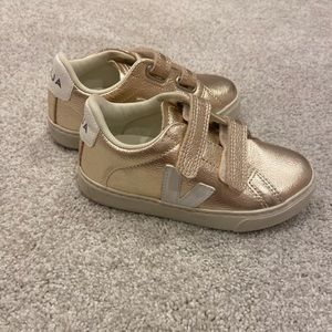EUC toddler size 10 Veja sneakers!